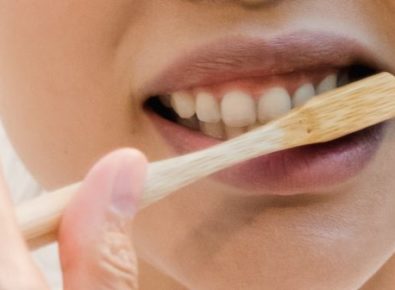 Chica previene el sarro en los dientes con la higiene correcta