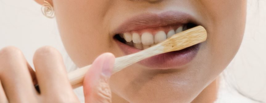 Chica previene el sarro en los dientes con la higiene correcta