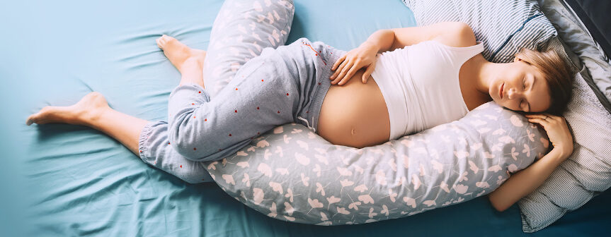 mujer feliz porque sabe cómo dormir bien durante el embarazo