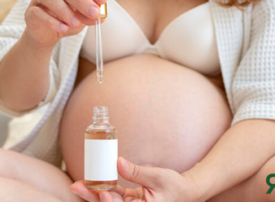mujer con aceites naturales para prevenir estrías en el embarazo